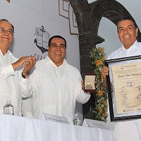 2019 - El alcalde Arturo Davalos le entrega el premio Puerto Vallarta.